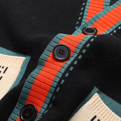 De Casimir cardigan op een platte ondergrond, toont de zachte stof en de geribbelde zoom in zowel de zwarte als grijze variant.