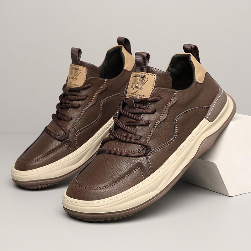 Witte premium herensneakers, liggend op een zachte ondergrond, met de nadruk op de zachte materialen en het comfort.