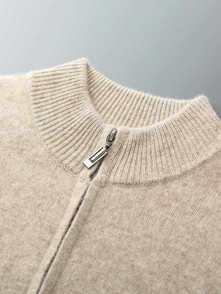 Close-up van de fijne en zachte textuur van de beige Merino wollen sweater.