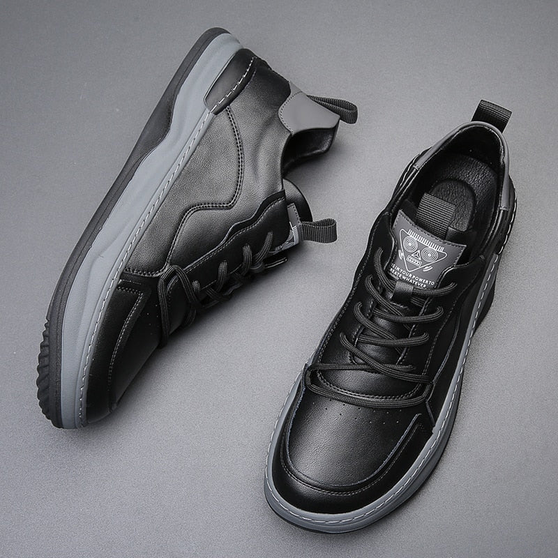 Zwarte premium herensneakers, gedragen met een donkere spijkerbroek, voor een casual maar verzorgde en moderne outfit.