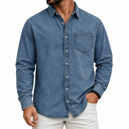 Een man draagt het blauwe overhemd casual geopend over een wit T-shirt, ontspannen en comfortabel.