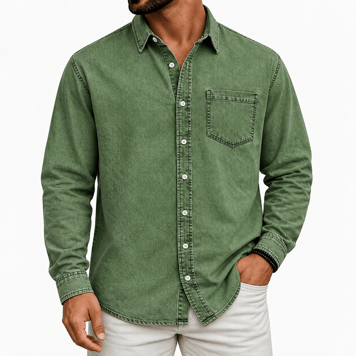 Een man draagt het overhemd ingestopt voor een gekledere look, gecombineerd met een chino broek.