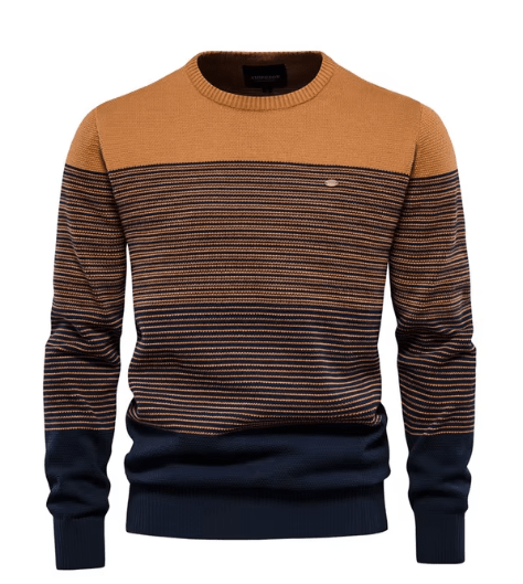 Man draagt de comfortabele katoenen sweater in een casual setting, toont de veelzijdige styling en pasvorm.