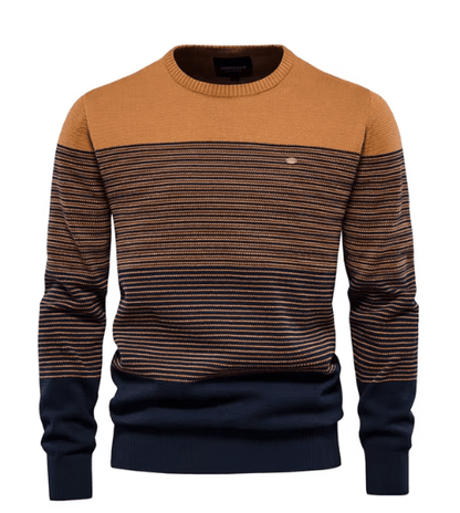 Man draagt de comfortabele katoenen sweater in een casual setting, toont de veelzijdige styling en pasvorm.