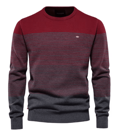 Achteraanzicht van de stijlvolle heren sweater in een bruine tint, benadrukt de slim-fit pasvorm en naadloze afwerking.