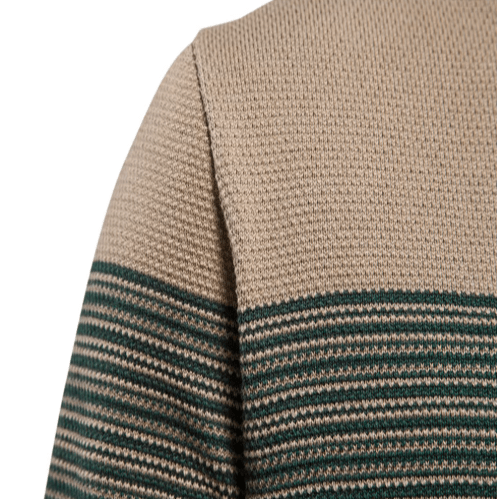 Close-up van de hoogwaardige stof en het vakmanschap van de duurzame katoenen heren sweater bij de mouwboorden.