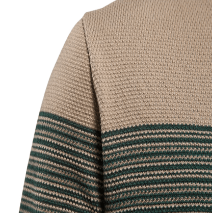 Close-up van de hoogwaardige stof en het vakmanschap van de duurzame katoenen heren sweater bij de mouwboorden.