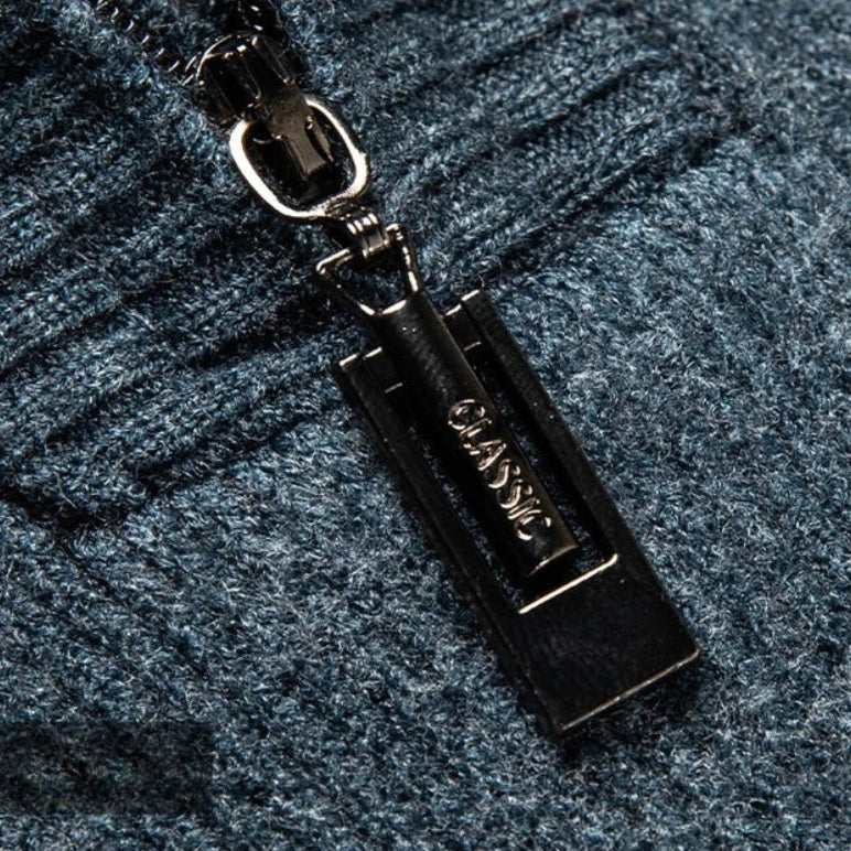 Textuurdetail van de ultrazachte lamswol van de quarter-zip trui, benadrukt de premium kwaliteit en het ademende karakter.