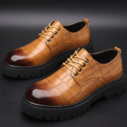 Zijprofiel van de donkerbruine leren derbyschoenen, toont de stevige profielzool en elegante lijn.