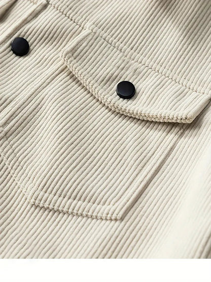 Een model toont de diepe zakken van de bruine corduroy herenjas, praktisch en stijlvol voor essentiële benodigdheden.