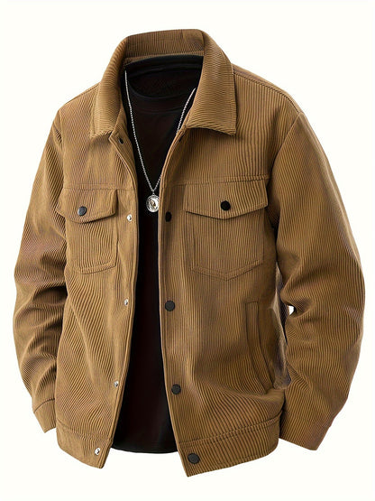 Een model draagt de zwarte corduroy herenjas in een stedelijke omgeving, tonend de veelzijdigheid voor dagelijks gebruik.