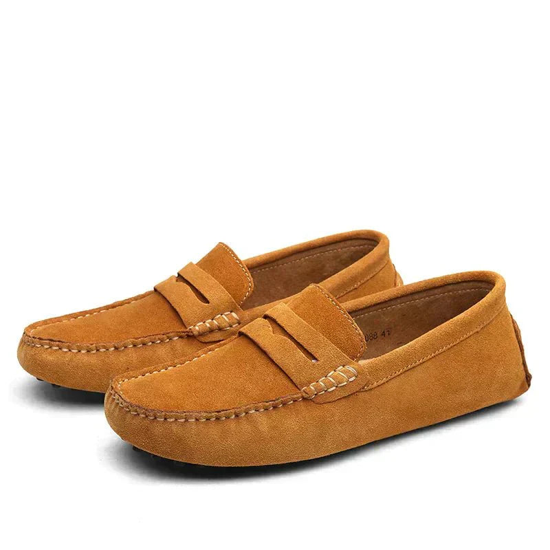 Zijaanzicht van de Aron jeans, gedragen door een man in een ontspannen houding.