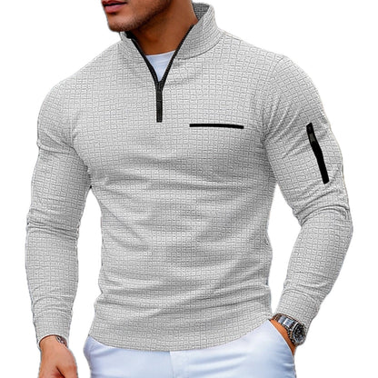 Close-up van de praktische ritszak op de borst van de half-zip sweater, ideaal voor kleine benodigdheden.