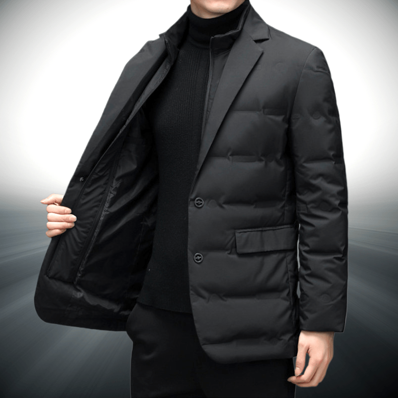 Detailopname van de revers en de twee-knoopssluiting van de elegante Ramon blazer, met de ritssluiting van de binnenflap zichtbaar.