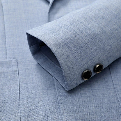 Detailopname van de revers en de knoopsluiting van de grijze herenblazer, met de klassieke, tijdloze uitstraling.