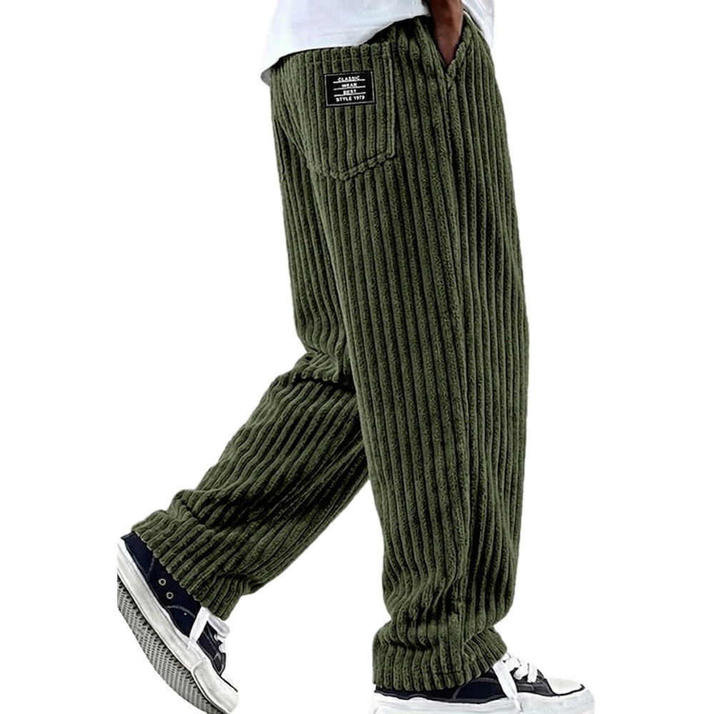 Model zittend, toont de flexibiliteit en het comfort van de olijfgroene trousers in een ontspannen setting.