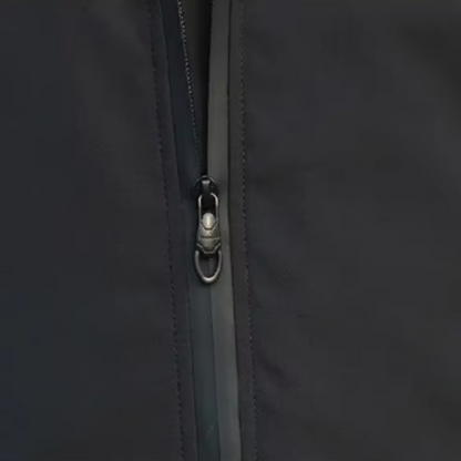 Detail van de mouwafwerking van de functionele windjack, met aandacht voor de duurzaamheid.