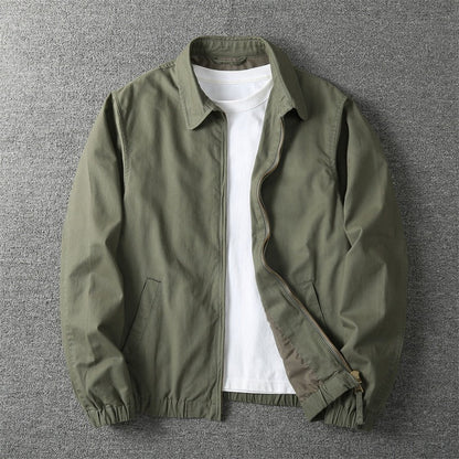 Zijaanzicht van een man die een khaki Bram herenjas draagt, casual en stijlvol.