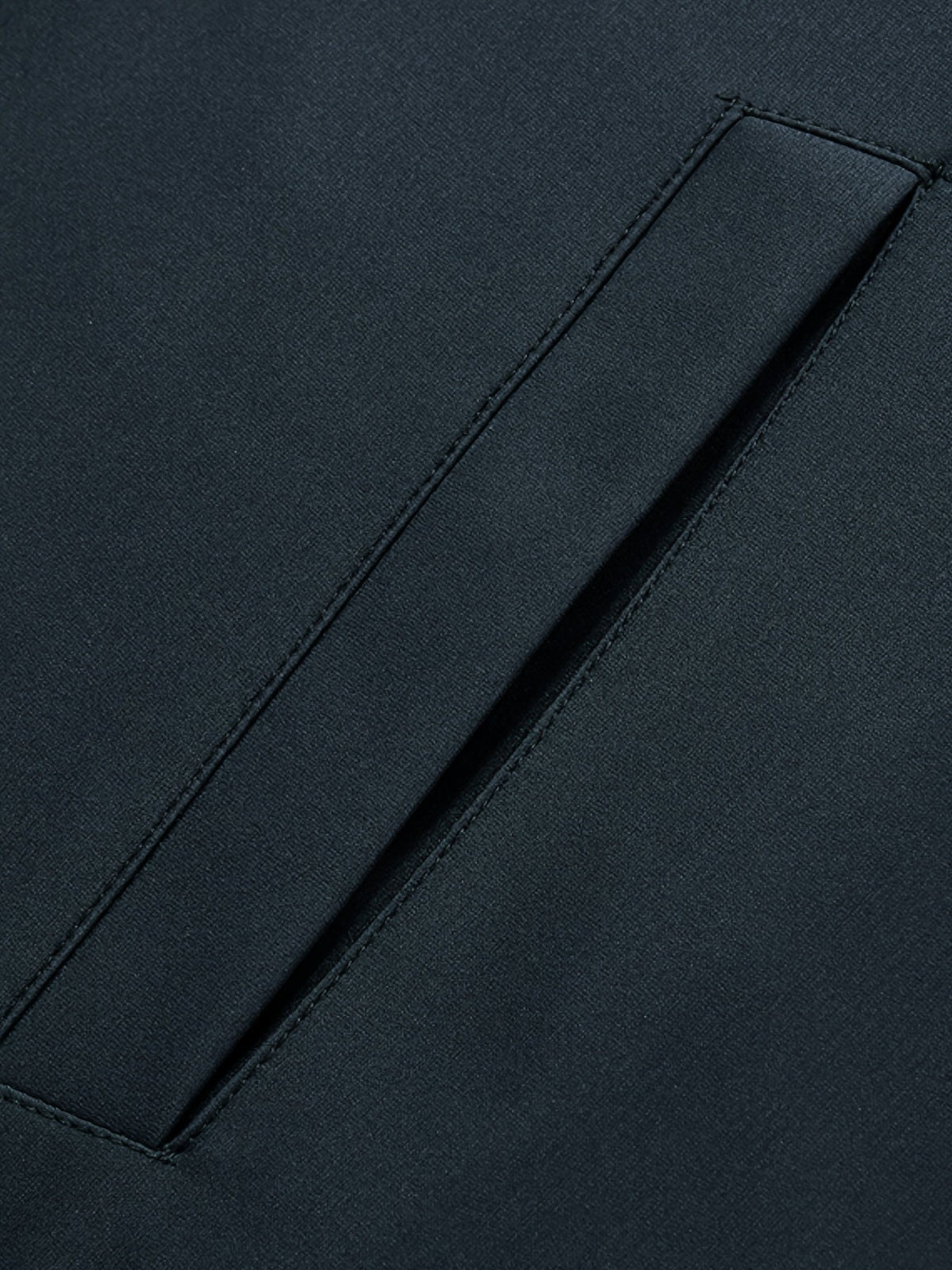 Close-up van de stevige ritssluiting van de stijlvolle polyester jas.