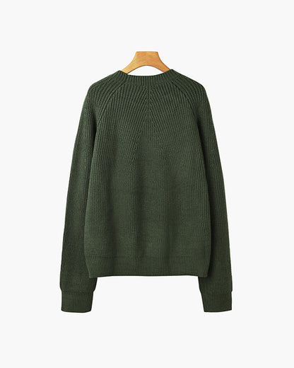 Achterkant van de groene relaxed fit sweater, benadrukt de soepele valling van de stof.