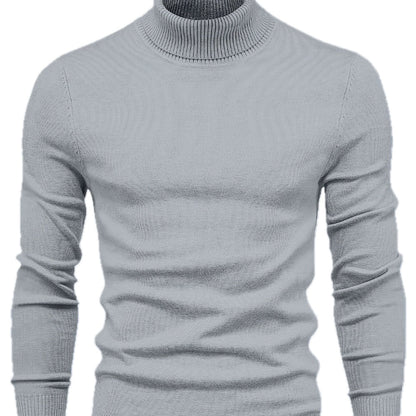Detailopname van de hoge halslijn van de grijze heren sweater, die de verfijnde afwerking benadrukt.