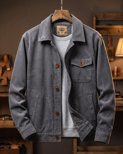 De khaki corduroy jas plat gelegd, toont de uniforme kleur en het vakmanschap van het kledingstuk.
