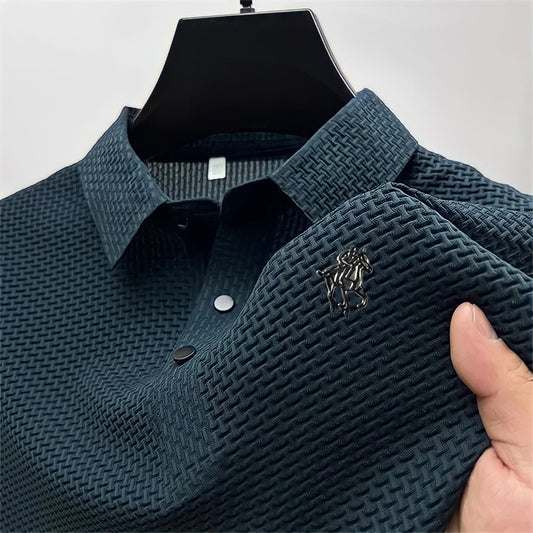 Matteo gestructureerde polo in donkerblauw, vooraanzicht, gedragen door een model in een stedelijke setting.