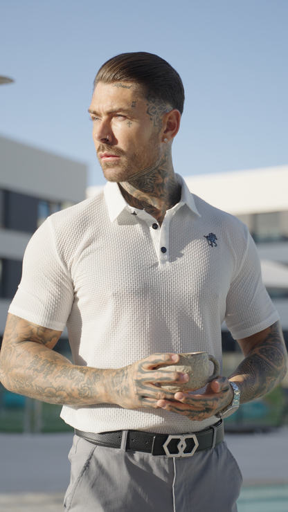Matteo slim-fit polo in wit, zijaanzicht, gecombineerd met een chino voor een casual-chique look.