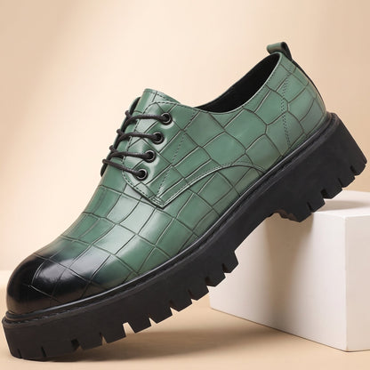Een man draagt de stijlvolle zwarte leren derbyschoenen in een stedelijke omgeving, perfect voor zakelijk casual.