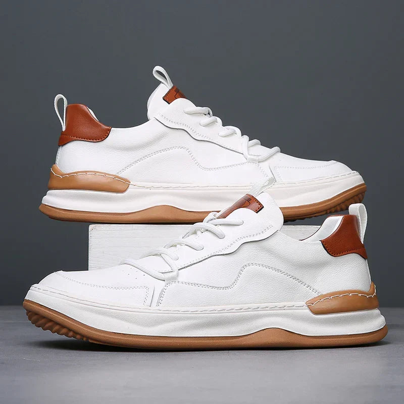 De zijkant van de witte premium herensneakers tijdens het lopen, illustrerend de flexibiliteit en het comfort van de zool.