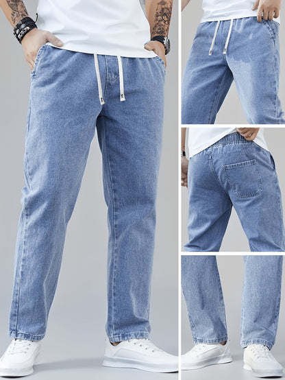 Detailopname van het verstelbare trekkoord en de gewassen afwerking van de blauwe heren jeans.