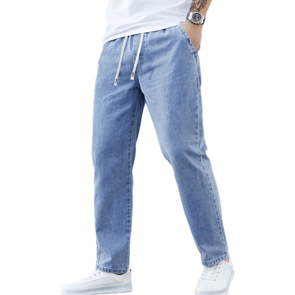 Achteraanzicht van de grijze heren jeans, met aandacht voor de zakken en de algehele pasvorm, perfect voor dagelijks comfort.