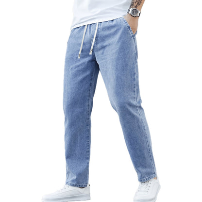 Achteraanzicht van de grijze heren jeans, met aandacht voor de zakken en de algehele pasvorm, perfect voor dagelijks comfort.