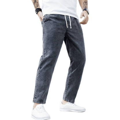 Zijaanzicht van de slijtvaste Wessel jeans gedragen door een man, toont de rechte pasvorm en het comfortabele silhouet.