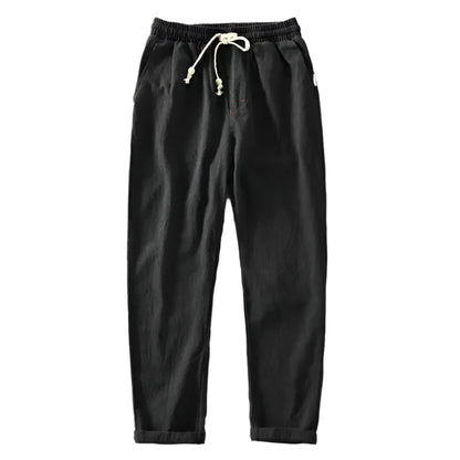 Zijaanzicht van de lichtgrijze linnen trousers, met focus op de moderne pasvorm en comfortabele snit.