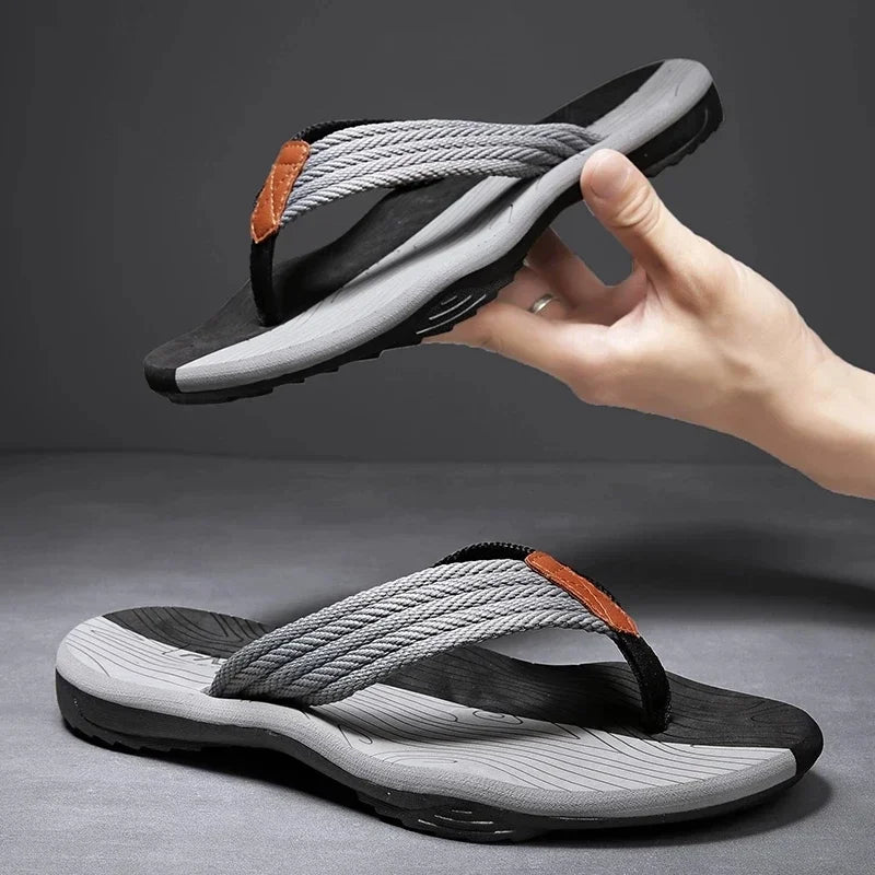 Close-up van de grippy rubberen buitenzool van de Elian sandalen, voor optimale grip op diverse ondergronden.