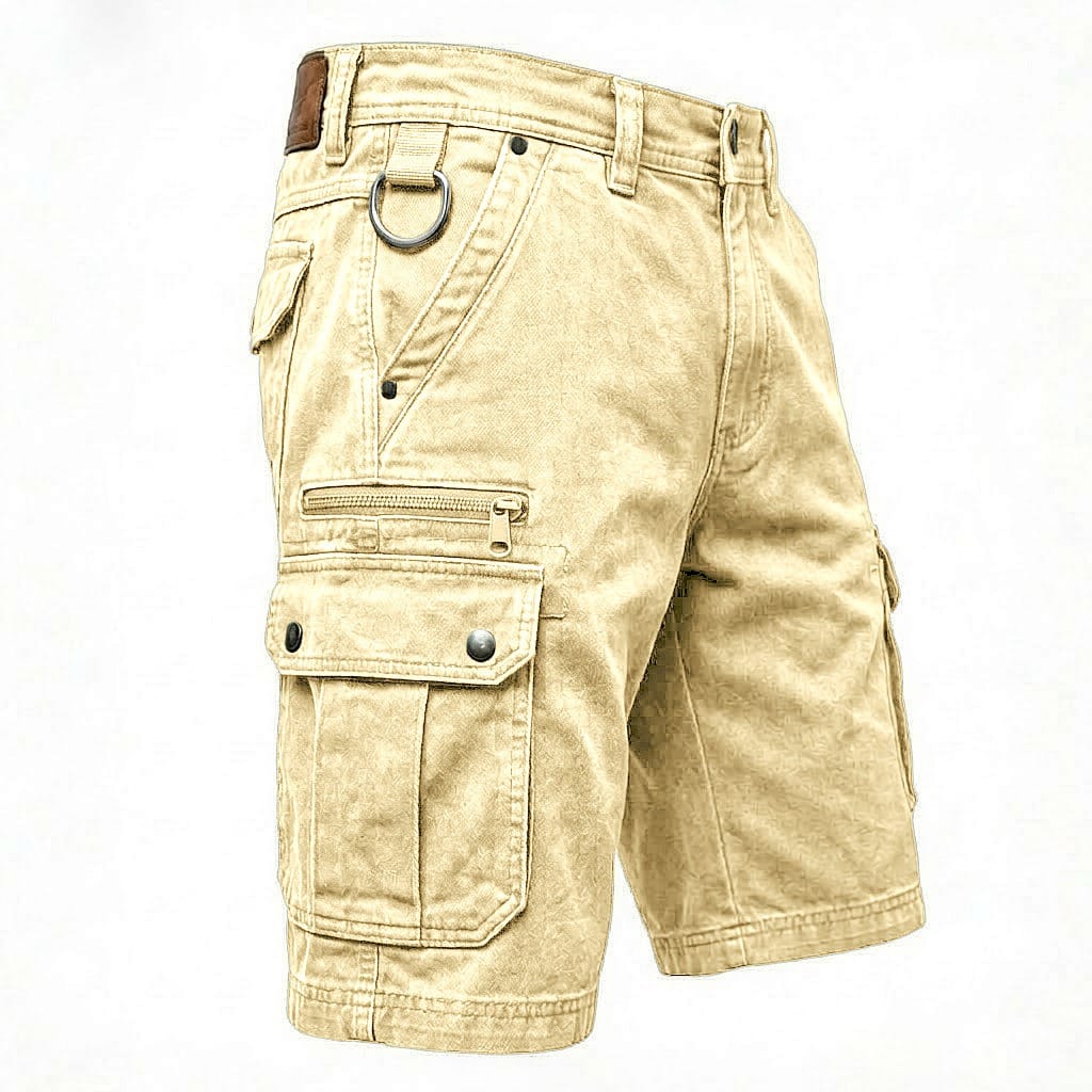 Elias cargoshorts in beige, gedragen door een man in een ontspannen pose, benadrukkend het comfort.