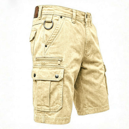 Elias cargoshorts in beige, gedragen door een man in een ontspannen pose, benadrukkend het comfort.