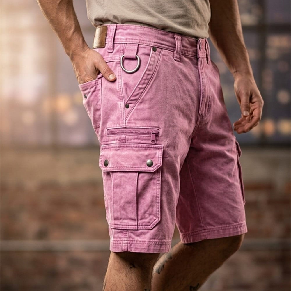 Elias denim cargoshorts in grijze uitvoering, gecombineerd met een eenvoudig T-shirt voor een complete look.