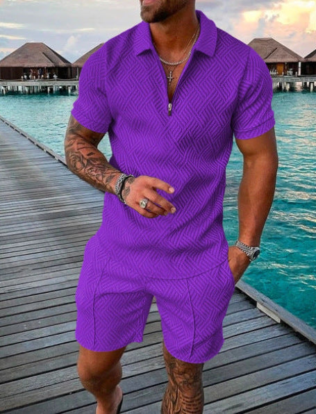 De kleding set in een reiscontext, gedragen door een model op een luchthaven.
