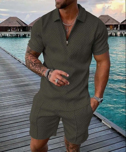 Model combineert de Enzo kleding set met casual schoenen voor een complete look.