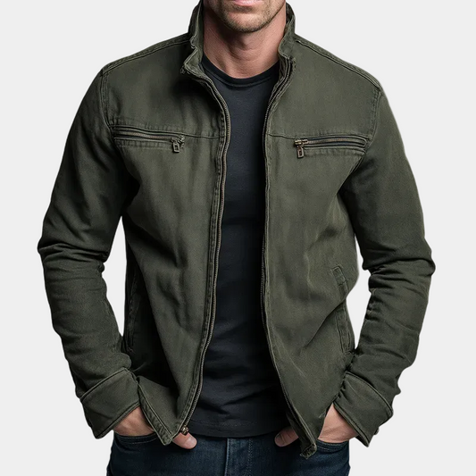 Vooraanzicht van het Espen vintage stijl jack in het groen, gedragen door een man in een buitenomgeving.