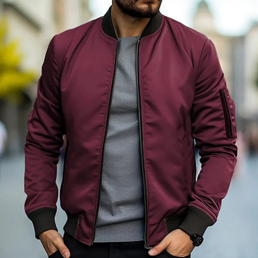 Bourgondische herenjas gecombineerd met een casual outfit, perfect voor een avondje uit of informele bijeenkomst.