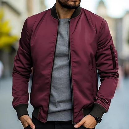 Bourgondische herenjas gecombineerd met een casual outfit, perfect voor een avondje uit of informele bijeenkomst.