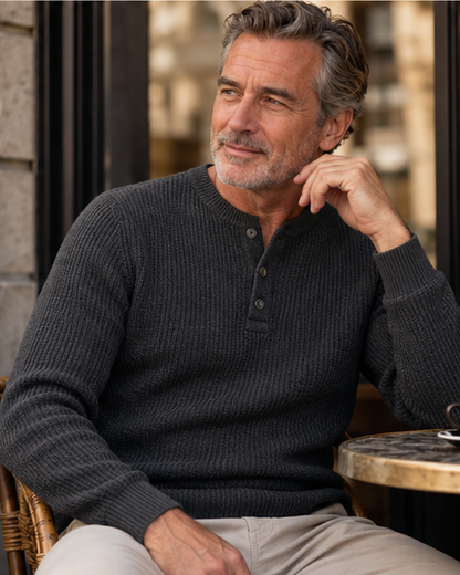 Lifestylefoto van het Etienne geribd Henleyshirt in donkergrijs op een man van circa 55–65 jaar.