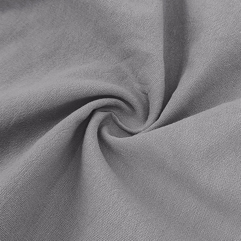 Detail van de elastische tailleband en het trekkoord, een belangrijk kenmerk van het comfortabele poloshirt.