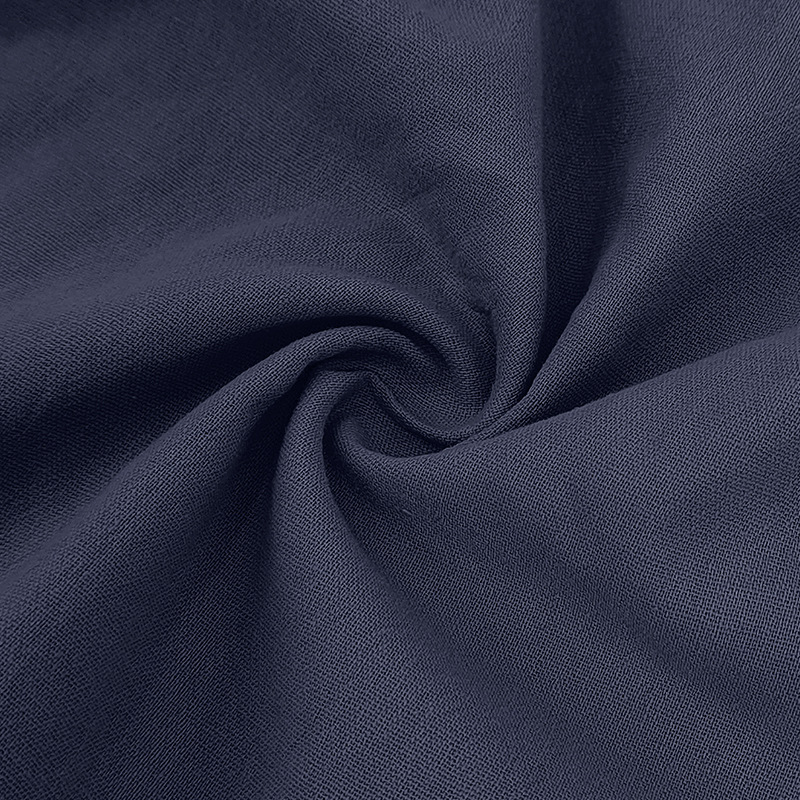 Close-up van de zijdelingse steekzakken van het poloshirt, handig en functioneel.