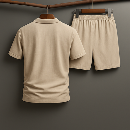 Zijaanzicht van het Felix poloshirt in lichtblauw, met aandacht voor de pasvorm en de mouwen.