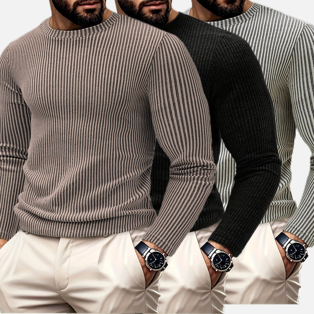 Stapel van de diverse kleuren geribbelde heren sweaters, wit, zwart, beige, groen en bruin, klaar voor verzending.