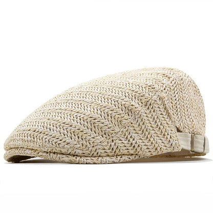 Vooraanzicht van de Silas flatcap in blauw, met de licht afgeronde voorrand en de gestructureerde platte vorm benadrukt.